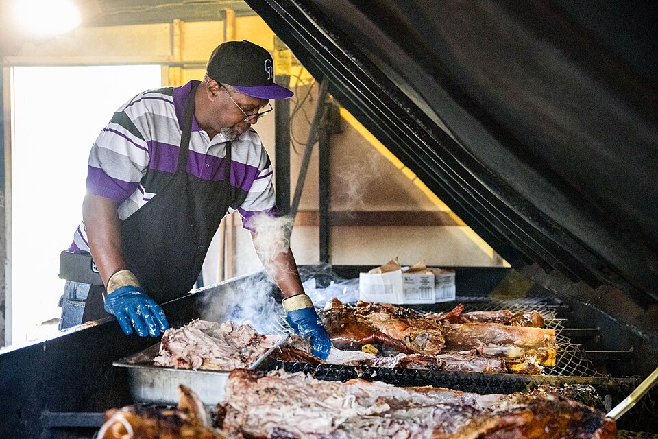 Cooked_and_chopped_hogs_at_B's_Barbecue BBQ
